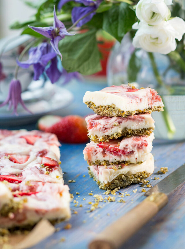OSTEKAKE MED HVIT SJOKOLADE OG JORDBÆR: Iblant er det godt å slippe at kaken skal stekes. Her er en variant av ostekake med en ny og spennende kakebunn. Kaken er glutenfri! Foto: All Over Press OSTEKAKE MED HVIT SJOKOLADE OG JORDBÆR: Iblant er det godt å slippe at kaken skal stekes. Her er en variant av ostekake med en ny og spennende kakebunn. Kaken er glutenfri! Foto: All Over Press